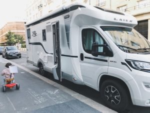 Camping-car devant l'appartement à Paris