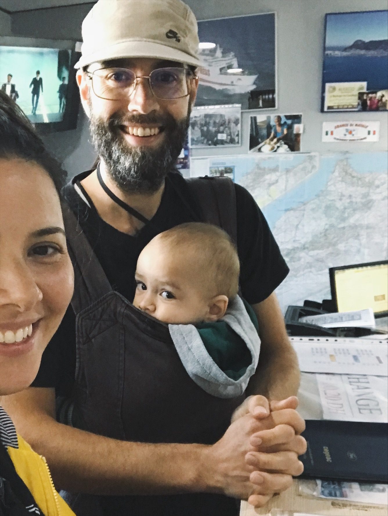 La Famille qui Voyage chez Viajes Normandie pour l'achat des tickets pour aller au maroc en camping-car
