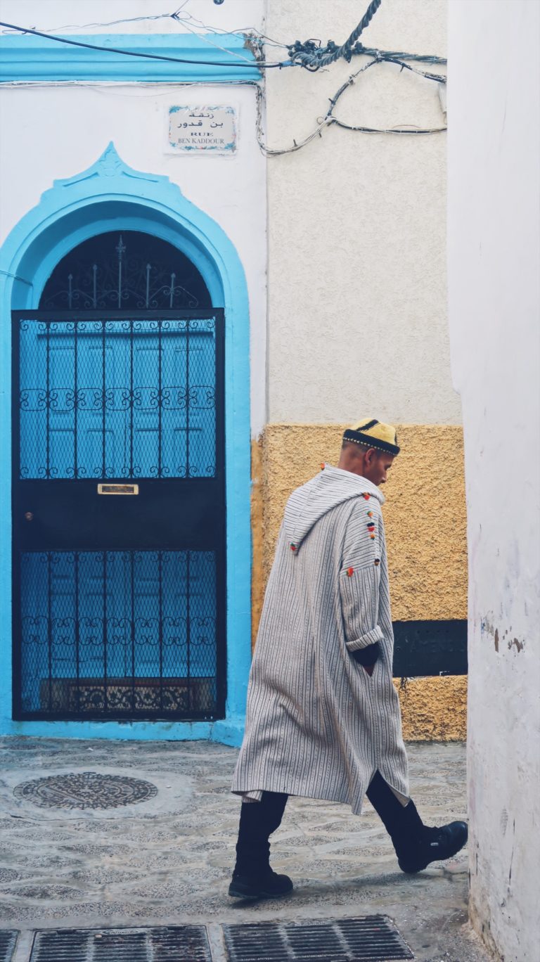 Un marocain au djellaba à Assilah au Maroc