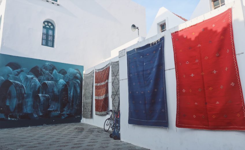Les tapis marocains suspendus à Assilah