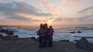 Kenza et les filles face à l'océan à Casablanca