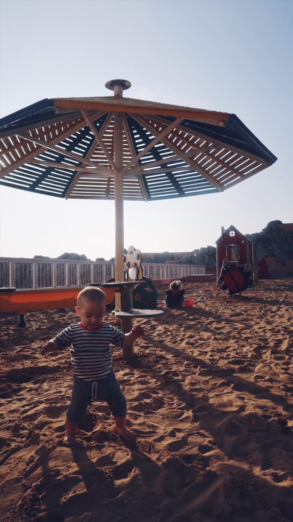 Les enfants sur la plage à Casablanca