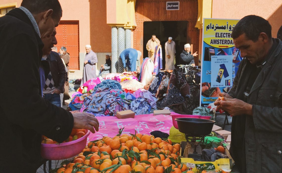 Vendeur de clémentines devant la mosquée à Tiznit