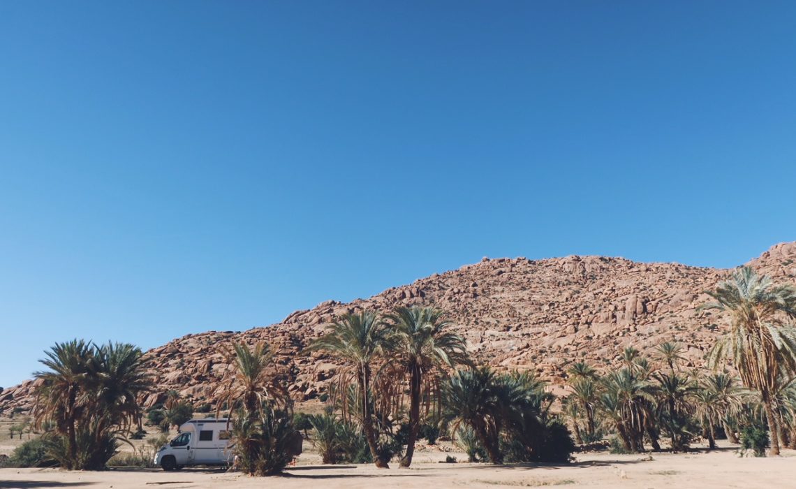 Voyage au Maroc bivouac camping-car dans la palmeraie de Tafraout