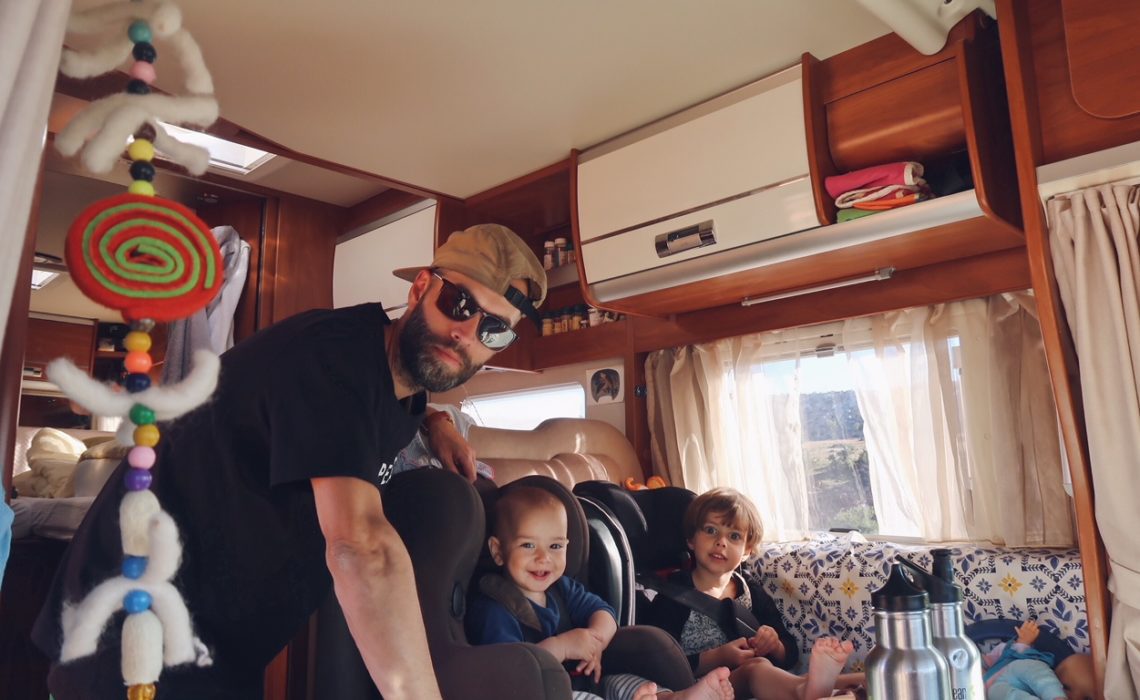 Voyage au Maroc La famille qui voyage dans le camping-car