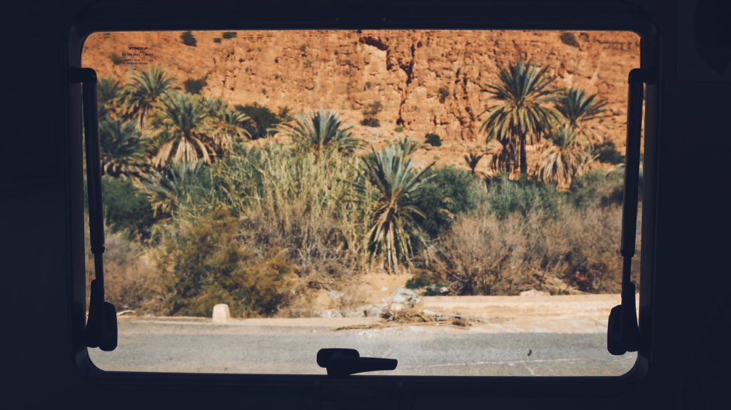 Voyage au Maroc gorges d'ait mansour par la fenêtre du camping-car