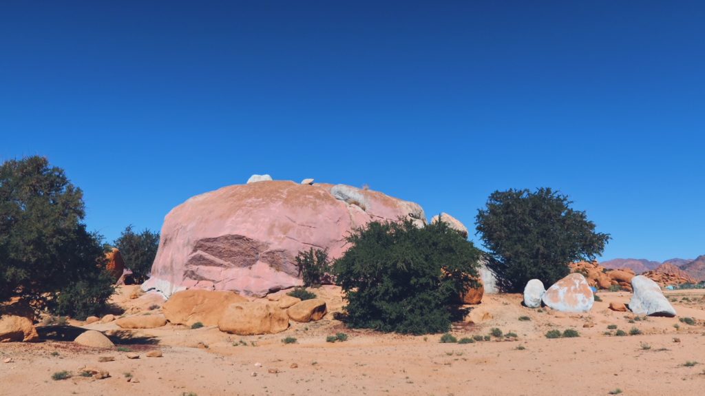 Voyage au Maroc roches peintes en rose et bleu jean vérame