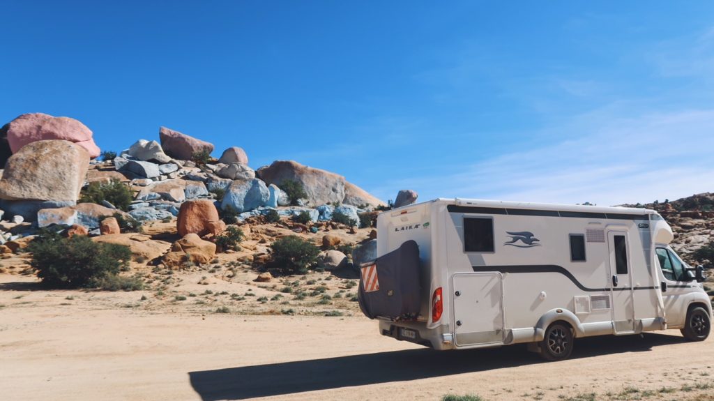 Voyage au Maroc roches peintes jean vérame camping-car