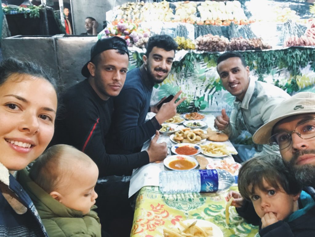 Voyage au Maroc Marrakech échoppes et amis dans la place jamaa el-fna
