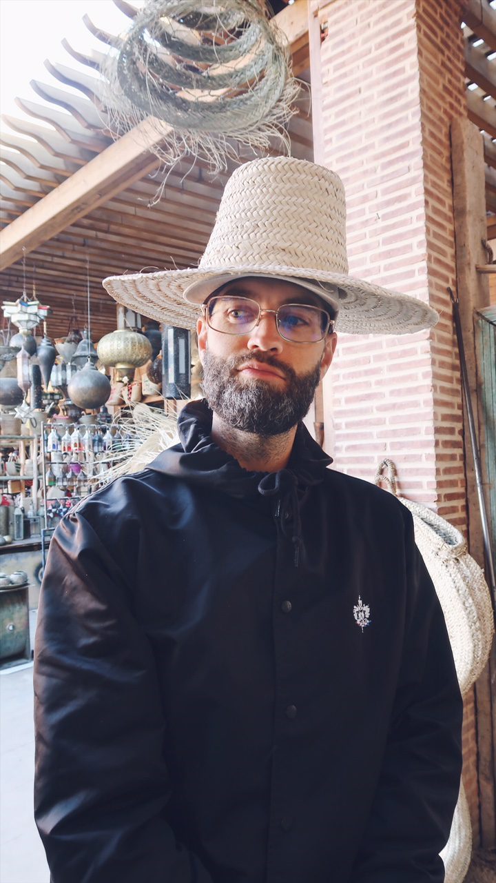 Voyage au Maroc Marrakech paul et son chapeau en paille