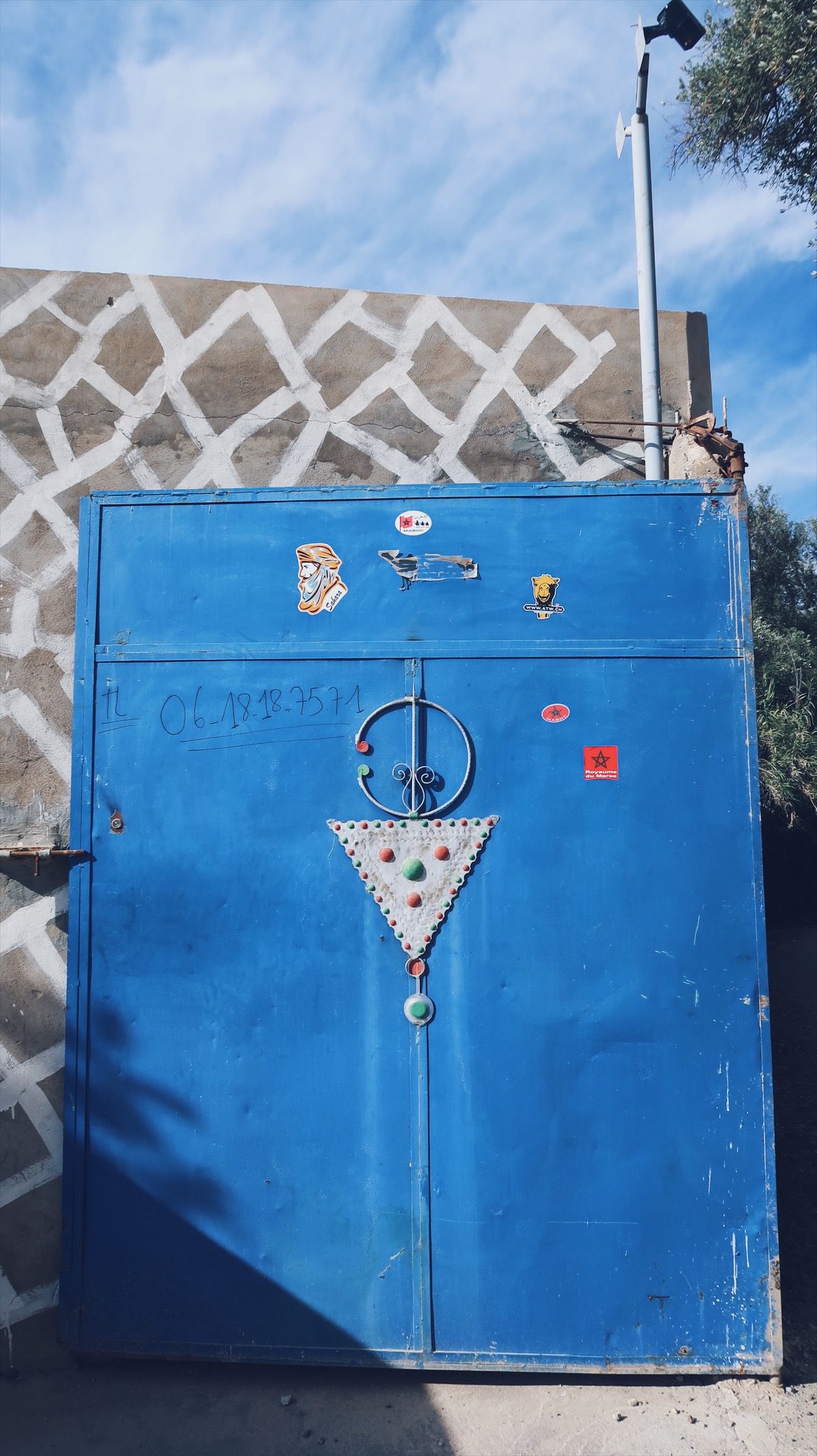 Voyage au Maroc Taroudant la porte du camping du jardin avec symbole Berbère