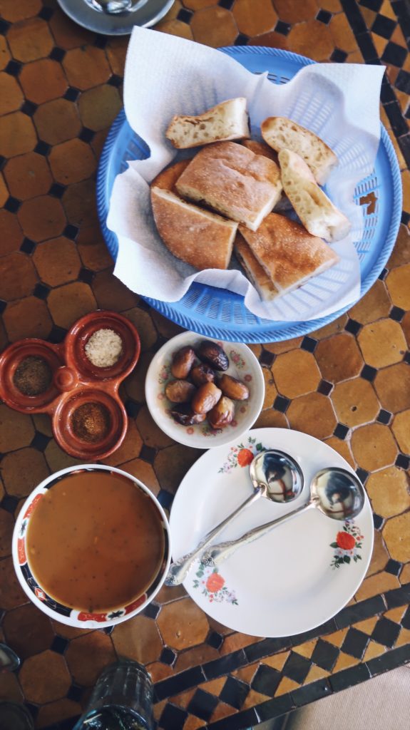 Voyage au Maroc Tizi-n-Test restaurant La Belle Vue soupe harira