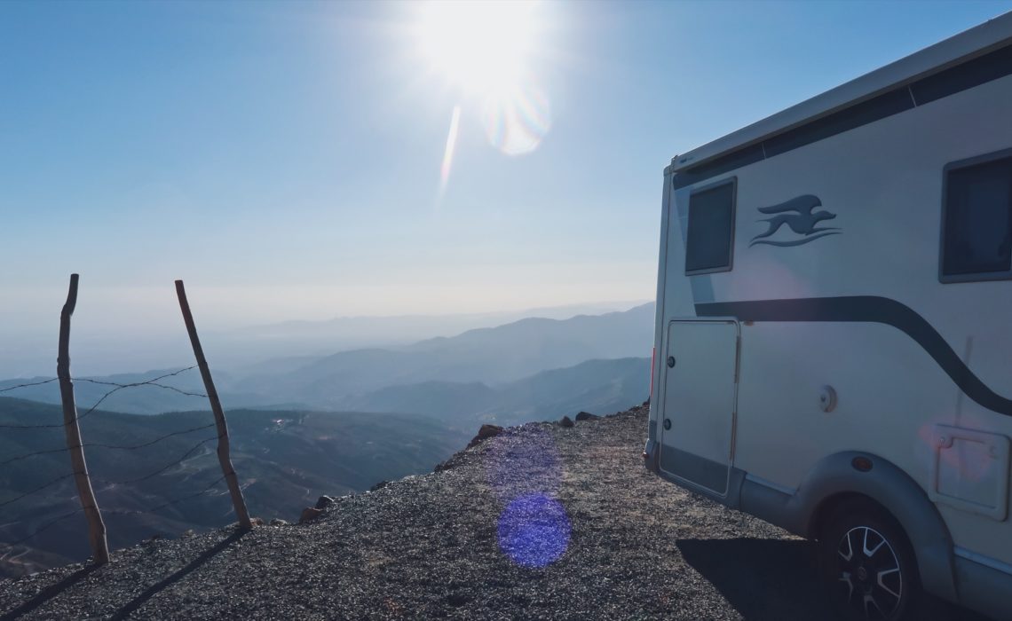 Voyage au Maroc Tizi-n-Test camping-car au bord de la falaise
