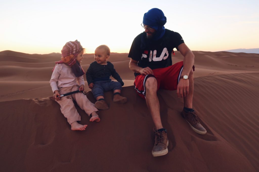 Voyage au Maroc Desert Sahara Erg Chegaga assis sur les dunes
