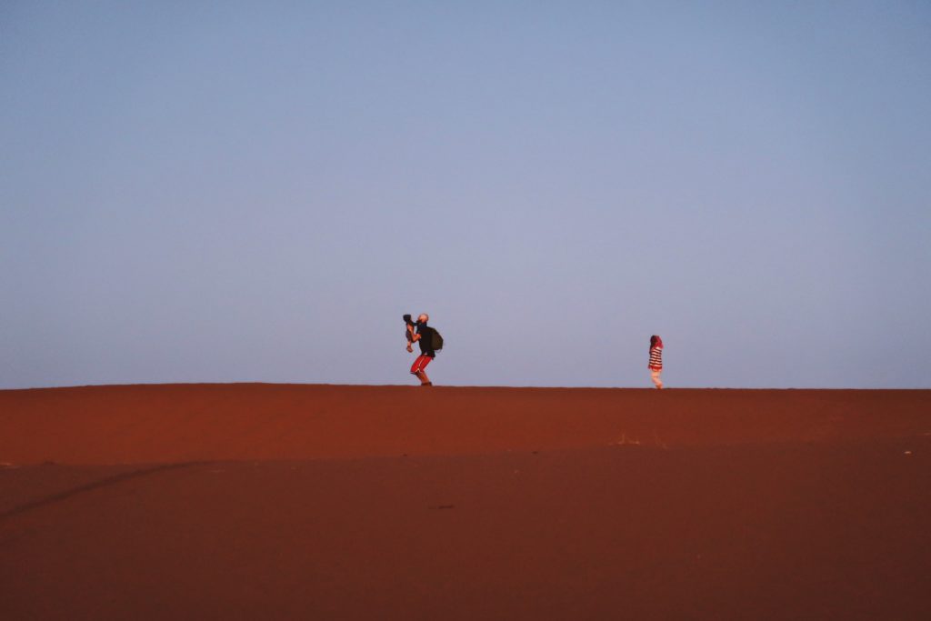 Voyage au Maroc Desert Sahara Erg Chegaga papa et ses enfants