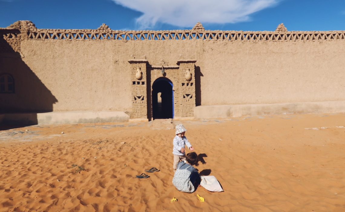 Voyage au Maroc dans le désert de Sahara Merzouga porte de gazelle bleue